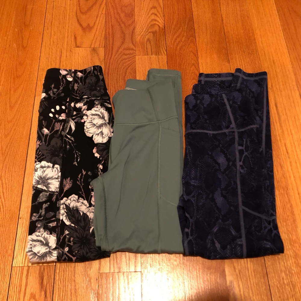 LOT of Victoria’s Secret sport leggings 1 size 6, 2 size 4 and BONUS BAG!! 😍
